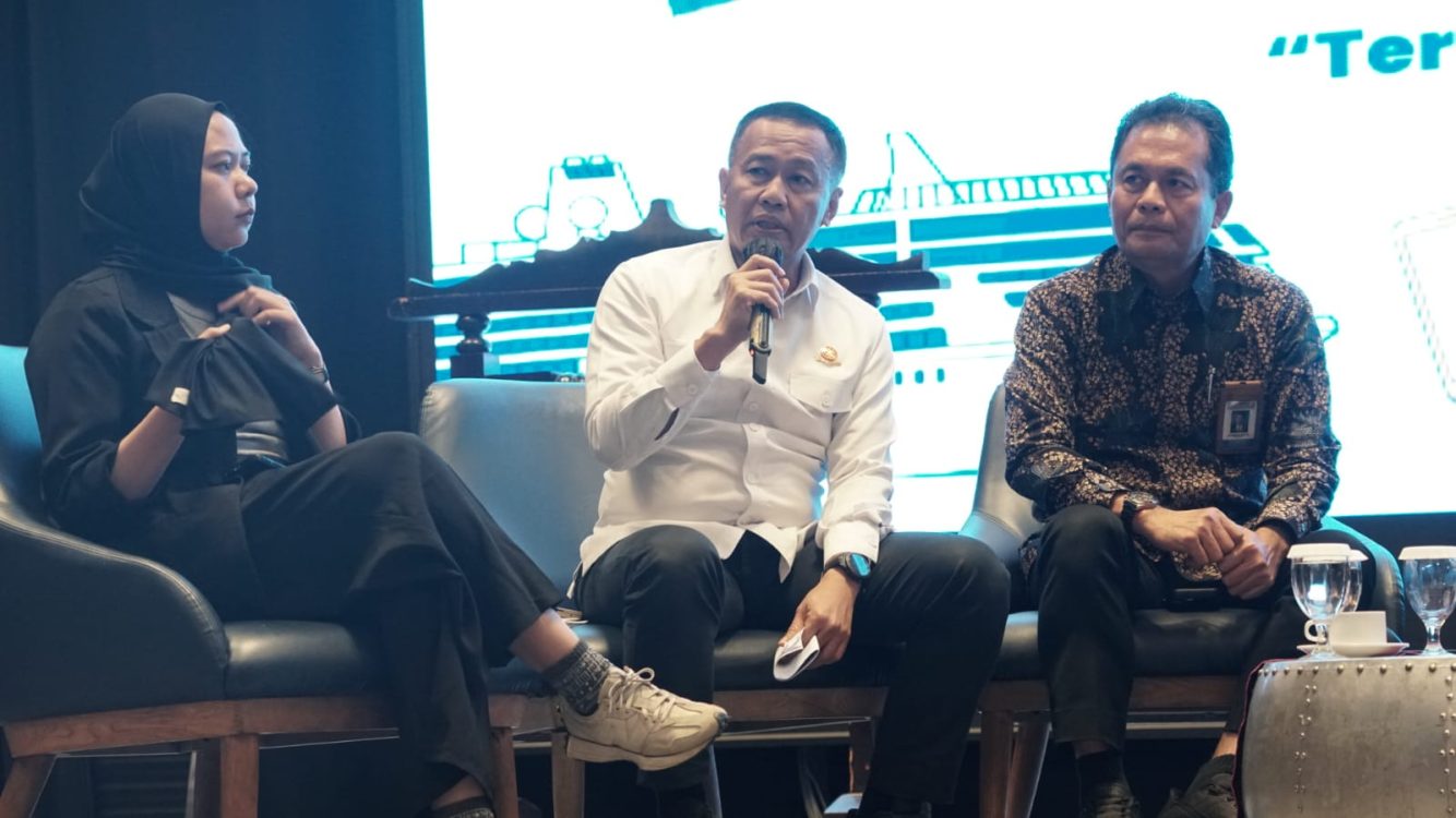 : Direktur Jenderal Perhubungan Darat Kementerian Perhubungan Aan Suhanan (baju putih) saat berbicara dalam Lokakarya Forum Wartawan Perhubungan bertema Membangkitkan Kesadaran Keselamatan, Keamanan, dan Kenyamanan Transportasi di Bandung, Jawa Barat, Jumat (2/10/2026). (Foto: Humas Kemenhub)