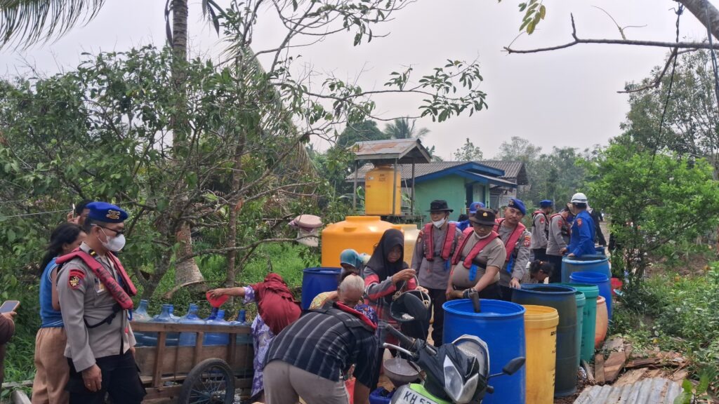 Ditpolairud Polda Kalteng Salurkan Air Bersih Untuk Masyarakat Yang Terdampak Karhutla di Sampit