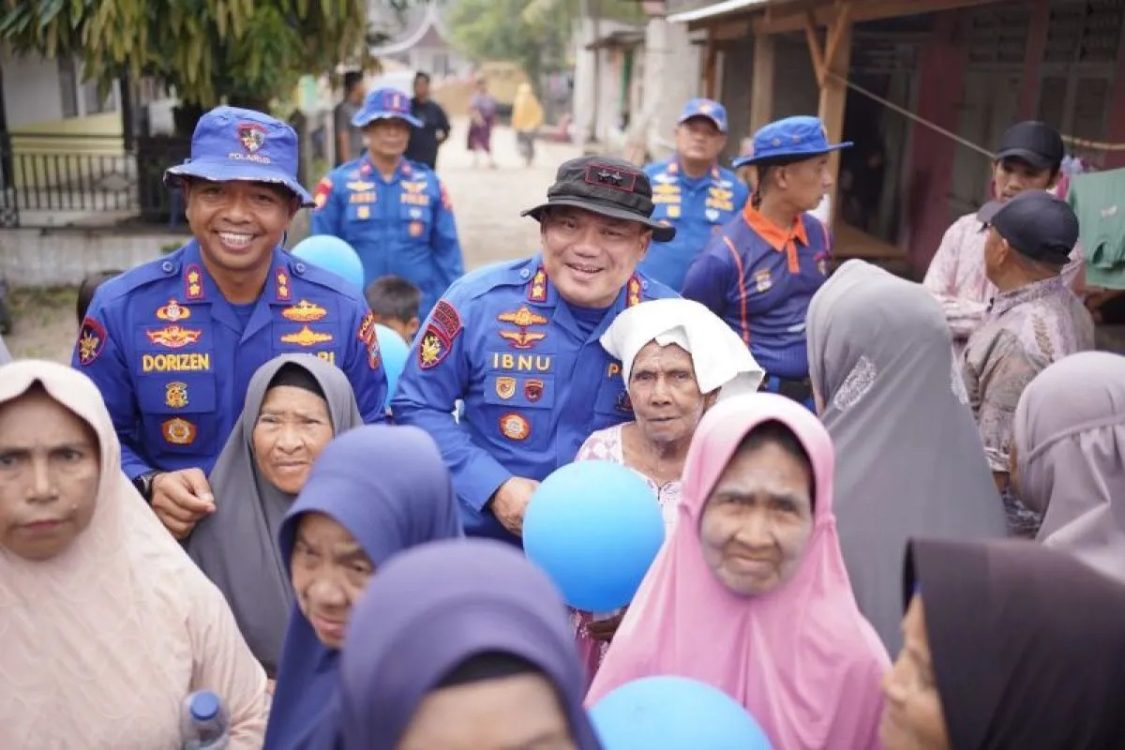 Ditpolairud Polda Sumbar Bagikan Bahan Pokok untuk Nelayan Nagari Sungai Pinang