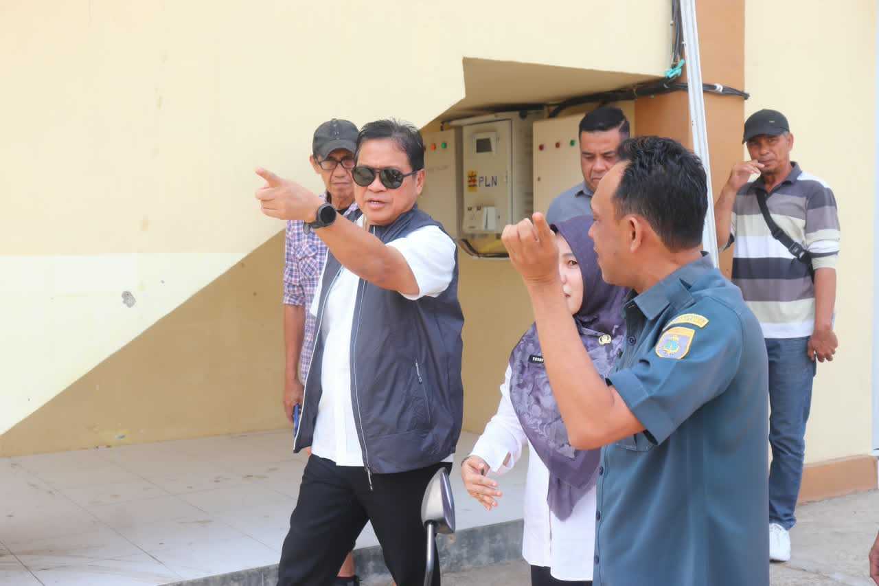 : Kepala DKP Provinsi Gorontalo, Aryanto Husain (berkaca mata). (Foto: mcgorontaloprov/ Yanto)