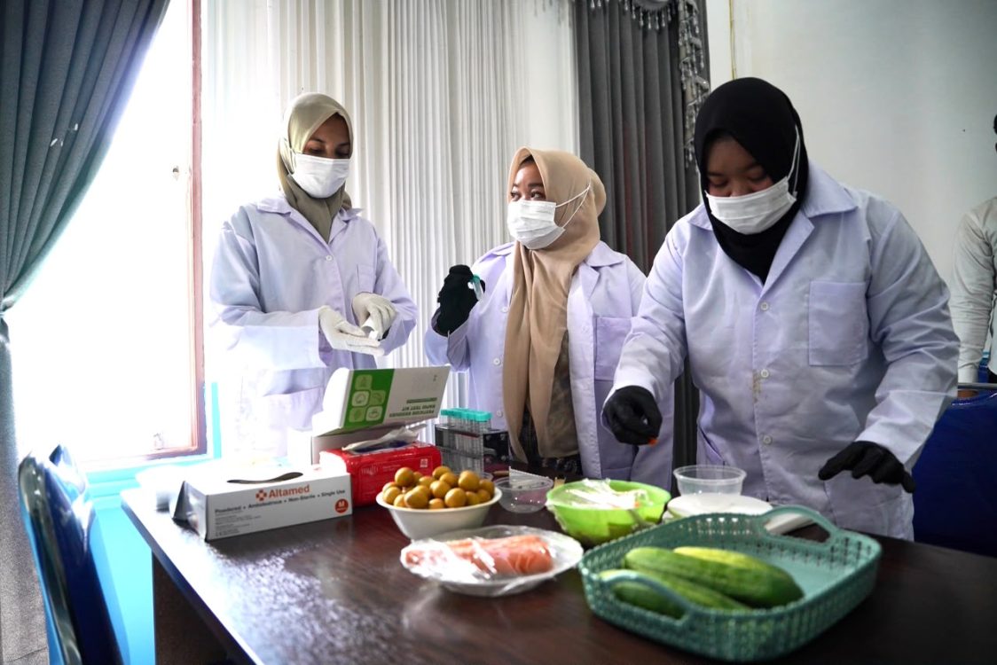 : Dinas Ketahanan Pangan, Pertanian, dan Perikanan (DKP3) Kabupaten Balangan melaksanakan pengawasan Keamanan Pangan Segar Asal Tumbuhan (PSAT) di Satuan Pelayanan Pemenuhan Gizi (SPPG) Lampihong, Desa Tampang, Kamis (30/7/2026). - Foto: mc.Balangan