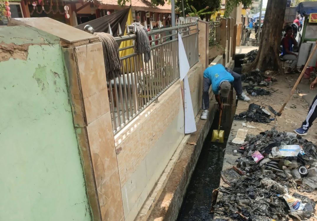 : Aksi pembersihan selokan lingkungan Sekolah Dasar Negeri (SDN) Bangselok 2