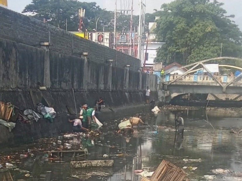 : Petugas Dinas Lingkungan Hidup (DLH) Kota Ternate berjibaku membersihkan tumpukan sampah domestik di kawasan barangka (kali mati) Kelurahan Gamalama, Sabtu (3/10/2026)/ (Dok. DLH Ternate)