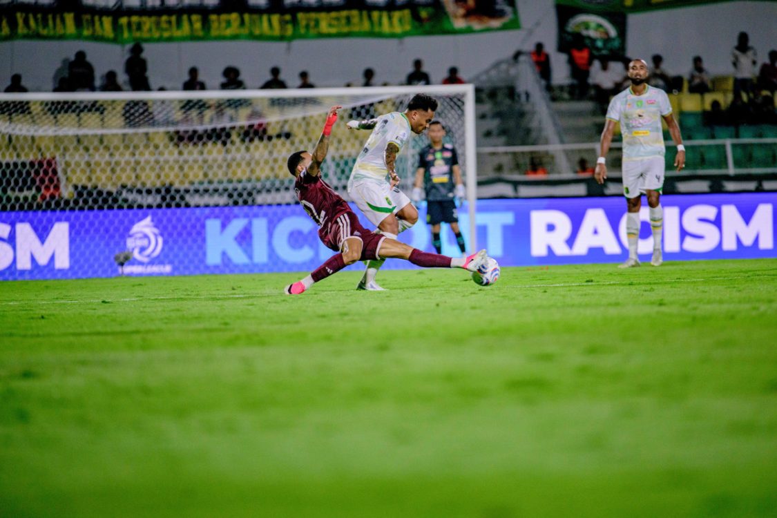 Drama Dua Penalti di Menit Akhir, Persebaya Takluk Lawan PSM