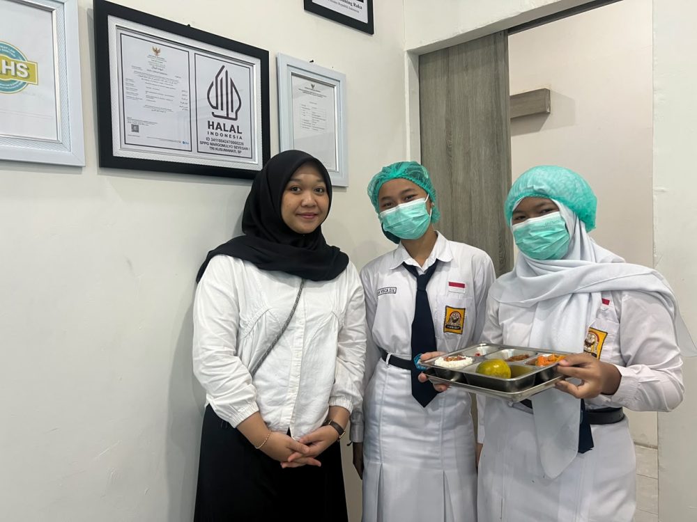 : Dalam rangka Olimpiade Penelitian Siswa Indonesia 2026, SPPG Margomulyo mendukung riset teknologi keamanan pangan yang dikembangkan siswa SMP Negeri 1 Seyegan di Kabupaten Sleman, Daerah Istimewa Yogyakarta, Senin (27/7/2026).
