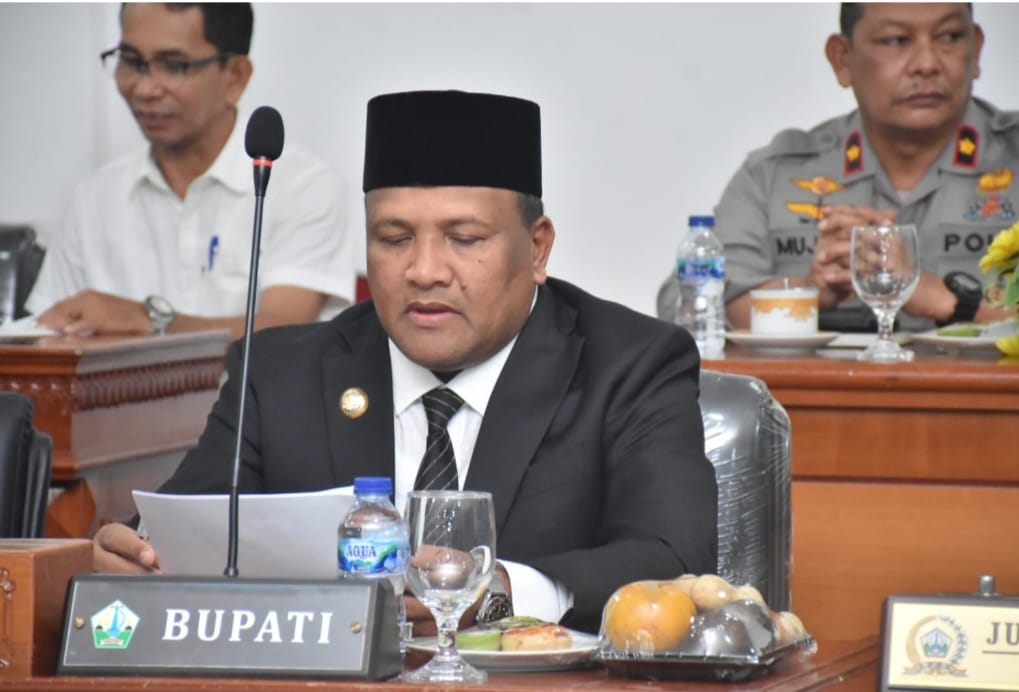 : Bupati Bireuen, Mukhlis menyampaikan, menyetujui, dua Rancangan Qanun (Raqan), yakni Perubahan Anggaran Pendapatan dan Belanja Kabupaten (APBK) Bireuen Tahun Anggaran 2026 serta Tanggung Jawab Sosial dan Lingkungan Perusahaan (TJSLP) dalam Rapat Paripurna ke-4 Paripurna I Masa Persidangan I Tahun Sidang 2026/2027 di Ruang Sidang Utama DPRK Bireuen, Rabu (30/9/2026). - Foto: Mc.Bireuen