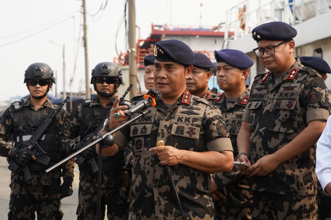 : Direktur Jenderal PSDKP KKP, Pung Nugroho Saksono menjelaskan dalam konferensi pers di Muara Baru, Jakarta Utara, pada Minggu (4/10/2026), Kementerian Kelautan dan Perikanan (KKP) telah mengamankan KM Maulana 23 terkait dugaan penganiayaan awak kapal perikanan (AKP) yang viral di media sosial. Kapal ikan tersebut diamankan tim patroli Ditjen Pengawasan Sumber Daya Kelautan dan Perikanan (PSDKP) saat beroperasi di wilayah perairan Laut Aru dan Arafura (WPPNRI 718). (Dok. KKP)