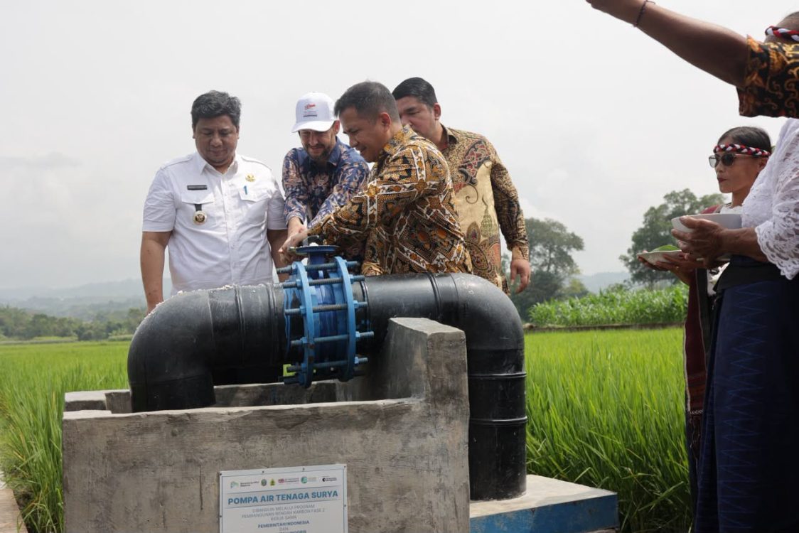 : Pemerintah Indonesia melalui Kementerian PPN/Bappenas, Pemerintah Provinsi Sumatra Utara, Pemerintah Kabupaten Samosir, bersama dengan Pemerintah Inggris melalui Kementerian Luar Negeri dan Pembangunan Inggris (UK FCDO) meresmikan Pompa Air Tenaga Surya (PATS) pada Sabtu (3/10/2026). (Dok. Bappenas)