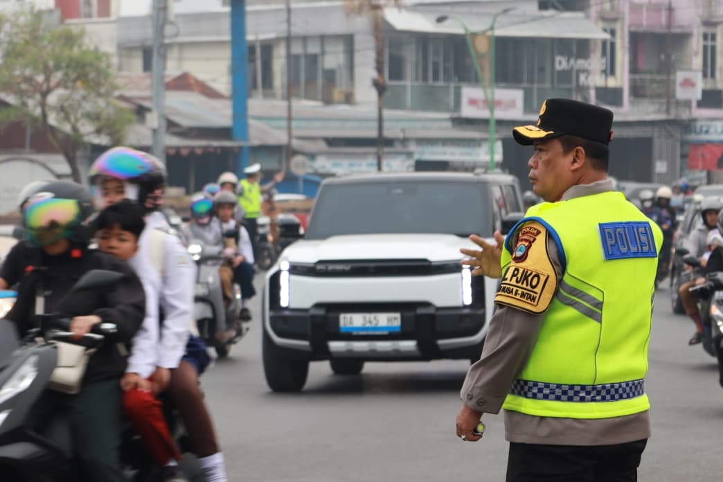 Dukung Program 100 Hari Kapolri, Wakapolda Kalsel Turun Jalan Pimpin Gatur Lalin Di Bundaran Simpang 4 Banjarbaru