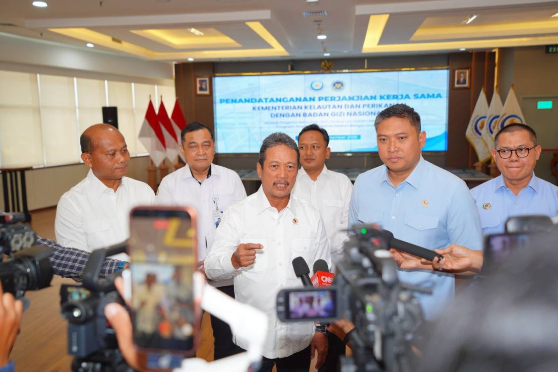 : Menteri Kelautan dan Perikanan, Sakti Wahyu Trenggono dan Kepala Badan Gizi Nasional, Sudaryono menghadiri penandatanganan dokumen Perjanjian Kerja Sama (PKS) antara Direktorat Jenderal Perikanan Budi Daya (Ditjen PB) dan Direktorat Jenderal Penguatan Daya Saing Produk Kelautan dan Perikanan (Ditjen PDSPKP) KKP dengan BGN. (Dok. KKP)