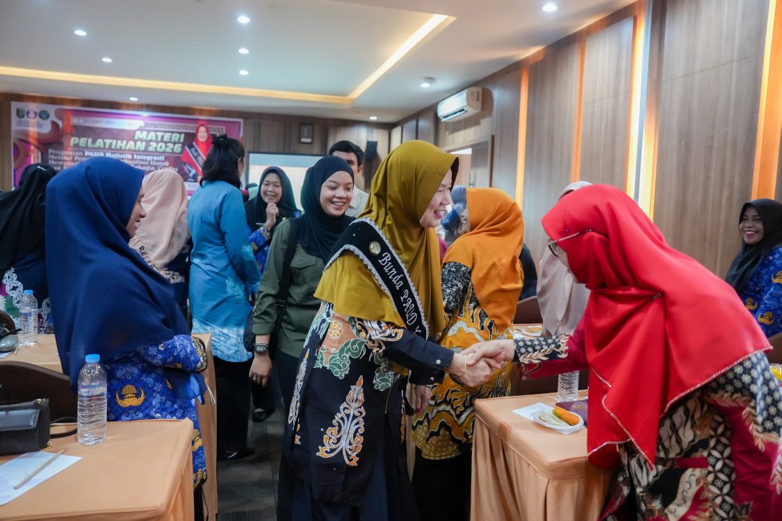 : Bunda PAUD Kota Dumai Hj. Leni Ramaini membuka kegiatan Pengembangan Pendidikan Anak Usia Dini Holistik Integratif (PAUD HI). (foto: MC Dumai)