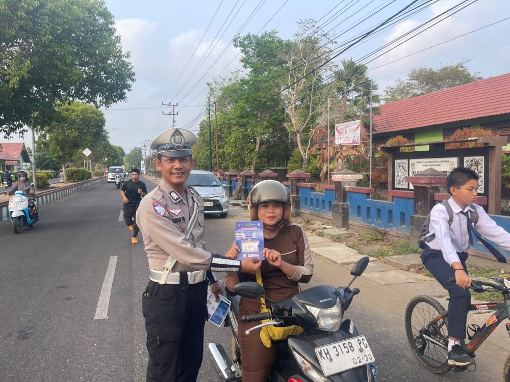 Edukasi Tertib Lalin, Satlantas Polres Seruyan Bagikan Brosur Keselamatan ke Pengguna Jalan