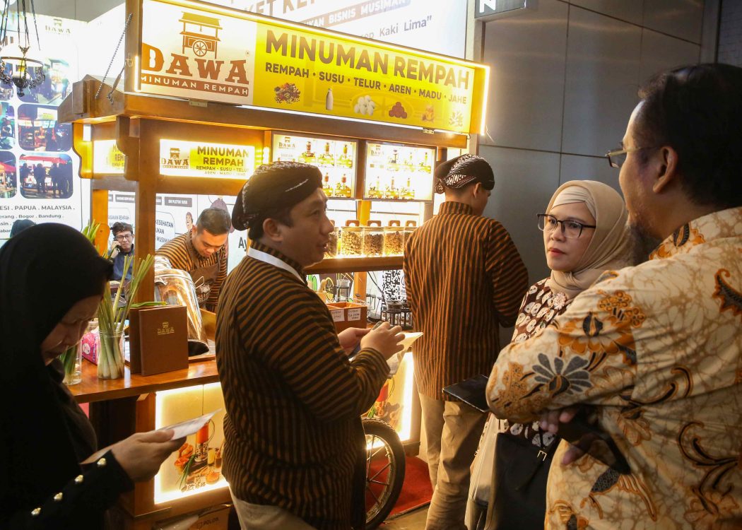: Pengunjung menggali informasi tentang bisnis minuman jamu pada Halal Indonesia International Industry Expo 2026 di ICE BSD, Serpong, Kabupaten Tangerang, Banten, Kamis (24/9/2026). Pameran yang berlangsung pada 24-27 September 2026 tersebut bertujuan mendorong pertumbuhan industri halal sekaligus meningkatkan wawasan masyarakat terhadap gaya hidup halal (halal lifestyle) di Indonesia. (ANTARA FOTO/Muhammad Iqbal/kye)
