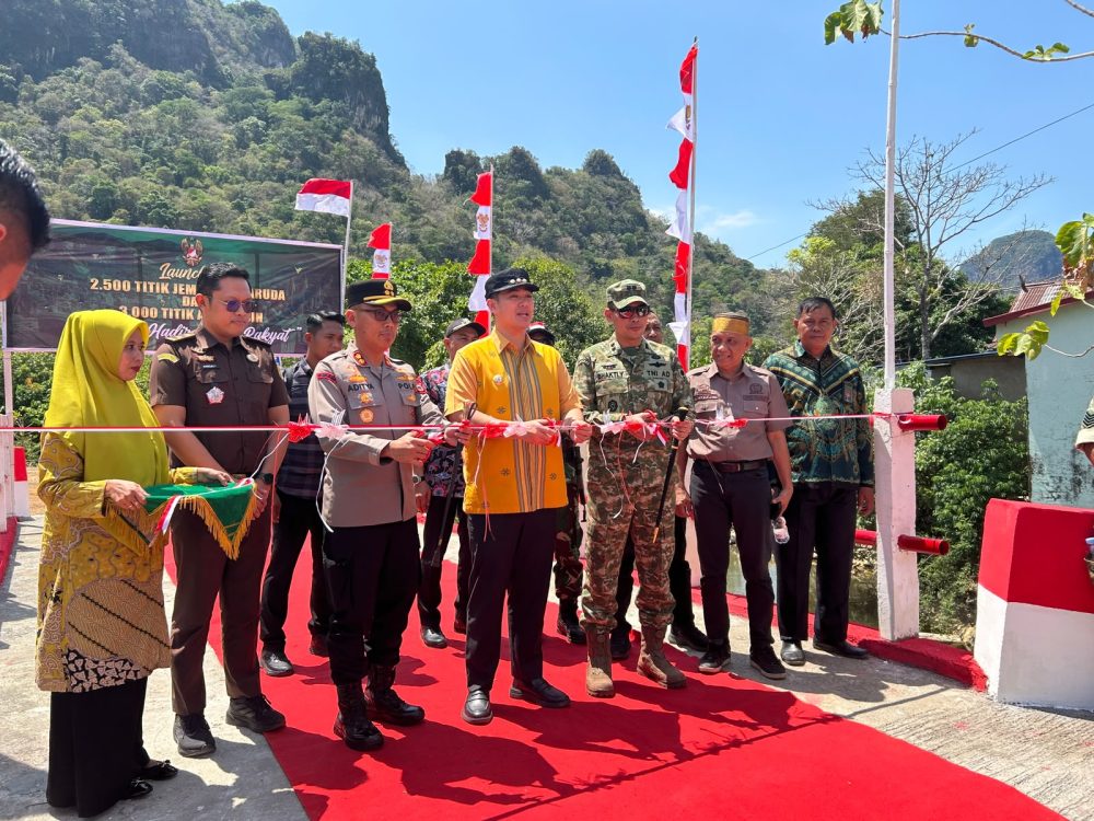 : Prosesi Peresmian: Bupati Pangkep Muhammad Yusran Lalogau (tengah berbaju kuning), bersama Dandim 1421/Pangkep Letkol Czi Bhakti Yuhandika (kanan Bupati) dan Kapolres Pangkep AKBP Aditya Pradana (kiri Bupati) memotong pita dalam acara peresmian Jembatan Garuda Jennae di Kelurahan Kassi, Kecamatan Balocci, Kabupaten Pangkep, Kamis (13/8/2026).