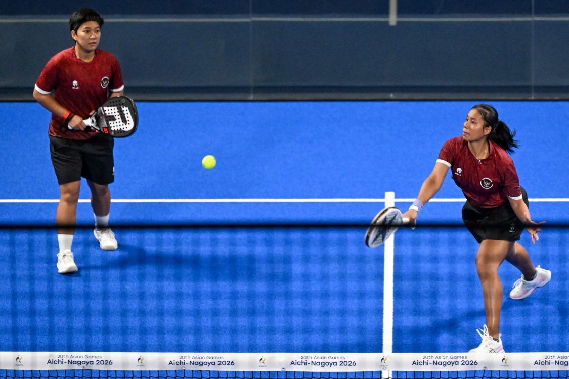 : Atlet Padel Indonesia Fitriani Sabatini (kanan) dan Fadona Kusumawati (kiri) mengembalikan bola ke arah atlet Padel Jepang Saki Tsukamoto dan Kae Tokumoto saat final Padel putri Asian Games 2026 di Nagoya City Higashi Sports Center, Nagoya, Jepang, Sabtu (3/10/2026). Fadona dan Fitriani meraih medali perak usai kalah dari Jepang dengan skor 0-2 (3-6 dan 4-6). (ANTARA FOTO/Fauzan/agr)