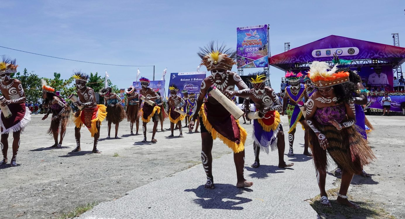 : Ilustrasi: Sejumlah anggota grup suling tambur menampilkan atraksi pada Festival Pesona Raja Ampat 2025/ (Dok.Dinas Pariwisata Raja Ampat)