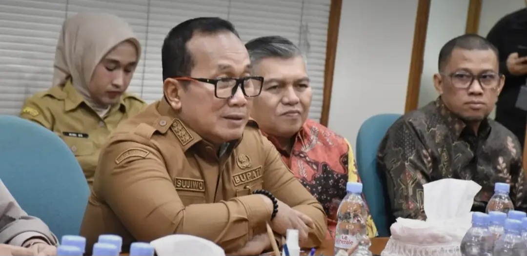 : Bupati Kubu Raya, Sujiwo mendorong Perusahaan Umum Daerah (Perumda) Aneka Usaha Menanjak Bahagia untuk terus mengembangkan kerja sama bisnis dengan berbagai perusahaan guna meningkatkan potensi pendapatan daerah, hal tersebut diutarakannya pada saat penandatanganan Perjanjian Kerja Sama (PKS) antara Perumda Aneka Usaha Menanjak Bahagia dengan PT Nuansa Indoraya Perkasa dan PT Krakatau Steel, Selasa, (29/9/2026) Jakarta. (Frokopimkkr/IKP/ird)