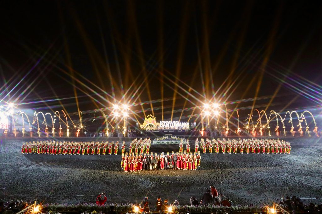 Gandrung Sewu Berubah Wajah! 1.300 Penari Glow in the Dark Ramaikan Pantai Marina Boom