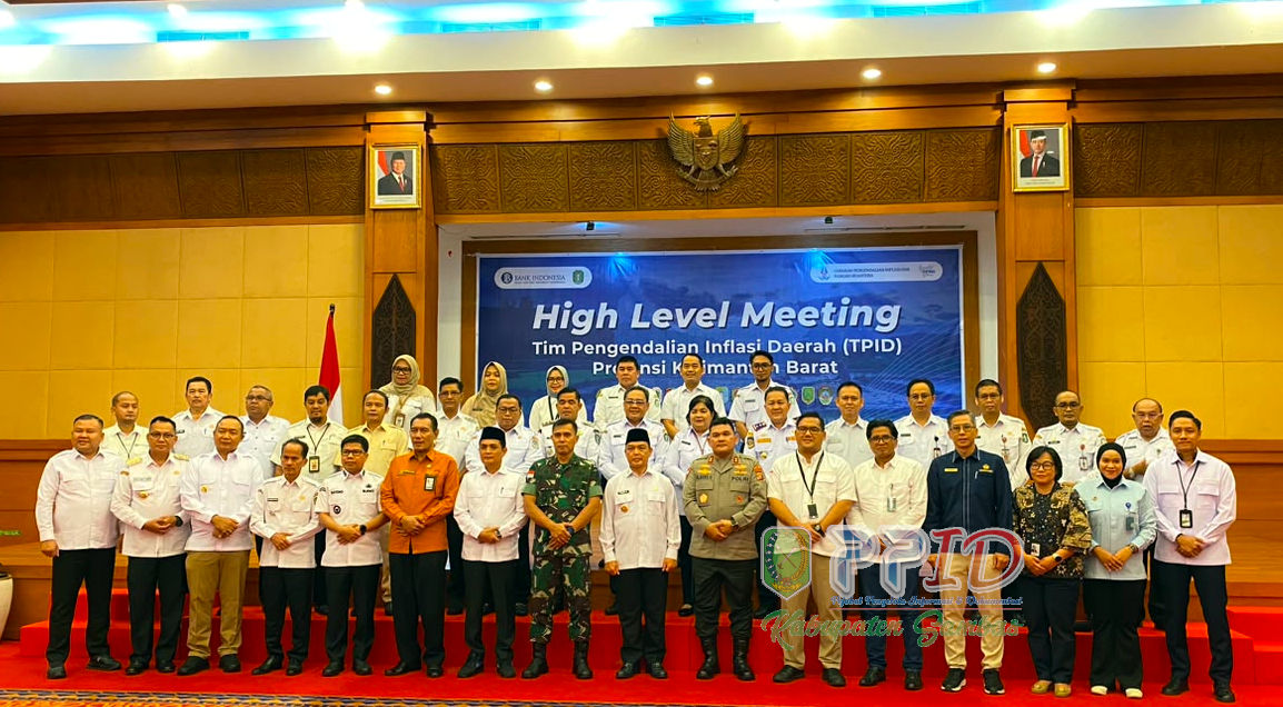 : Bupati Sambas, Satono, (lima,kiri) menyampaikan bahwa Kabupaten Sambas menjadi salah satu penopang lumbung Pangan di Kalimantan Barat, dirinya menambahkan bahwa peningkatan Produktivitas pangan terus dilaksanakan di Kabupaten Sambas seiring dengan penigkatan kesejahteraan petani. (foto: MC Sambas)
