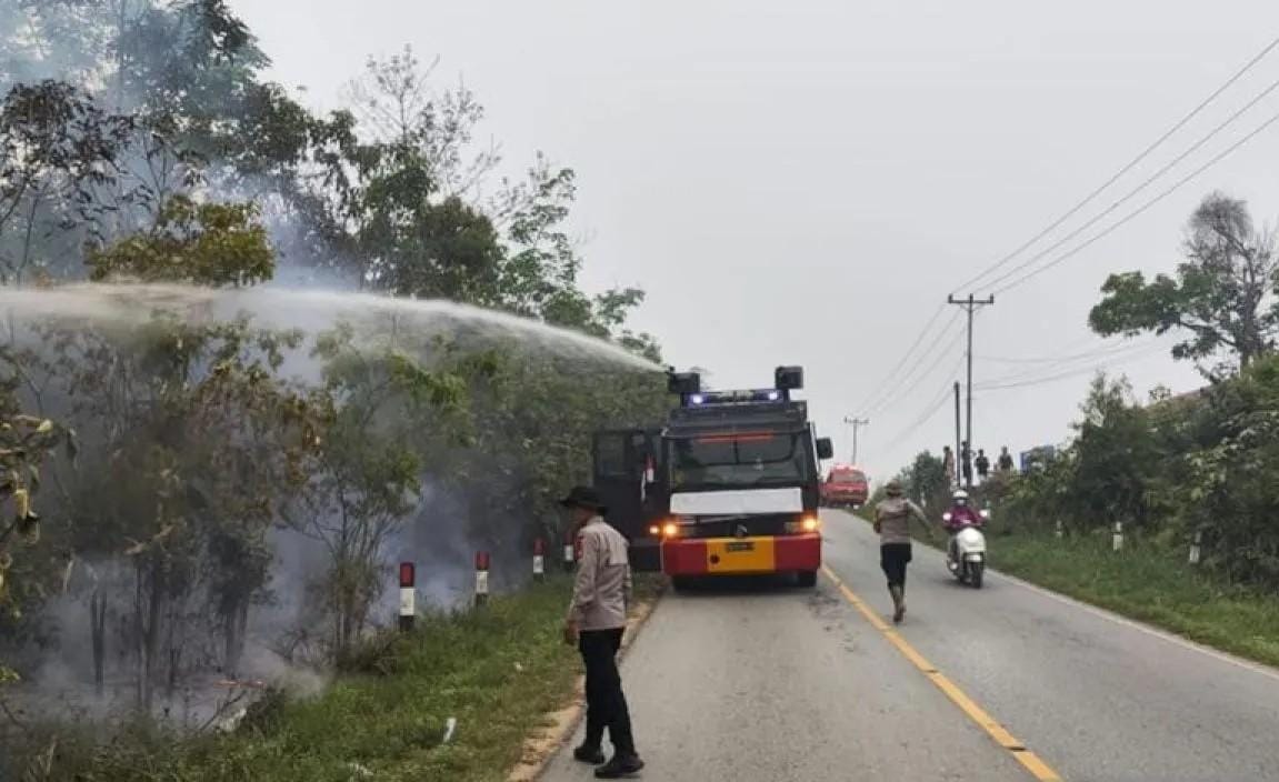 Gerak Cepat Brimob Polda Kalbar Padamkan Karhutla di Sintang