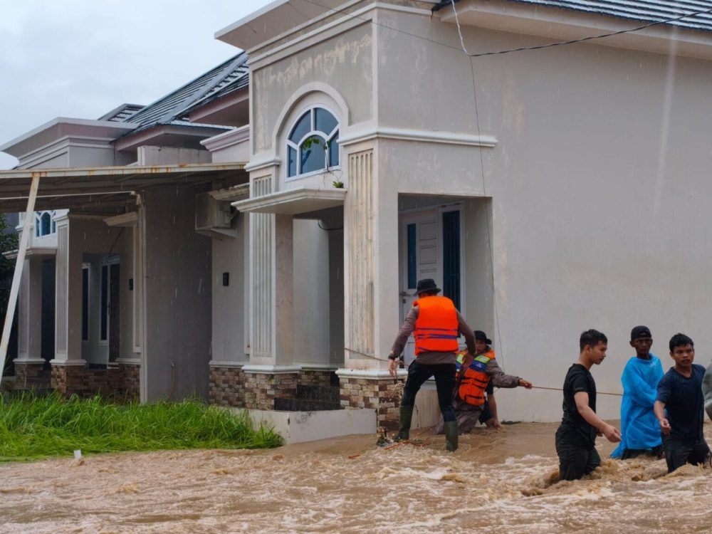 Gerak Cepat Brimob Polda Sumbar Evakuasi Warga Terdampak Banjir Padang