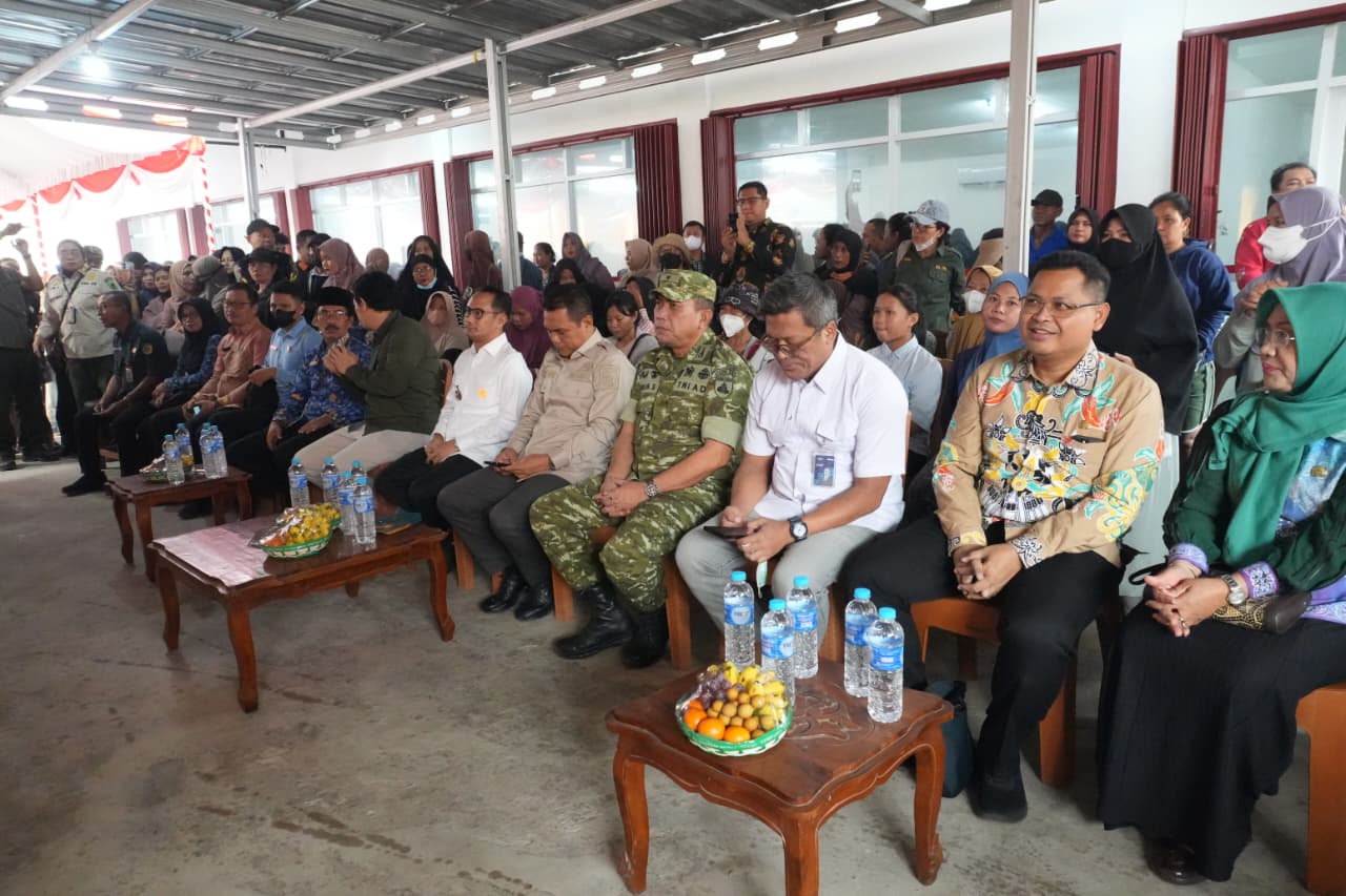 : Wali kota Palangka Raya Fairid Naparin di halaman Kantor Kelurahan Kereng Bangkirai, Kamis (1/10/2026). Sebanyak 1.000 paket sembako bersubsidi disiapkan untuk masyarakat. - Foto: mc.Palangka Raya