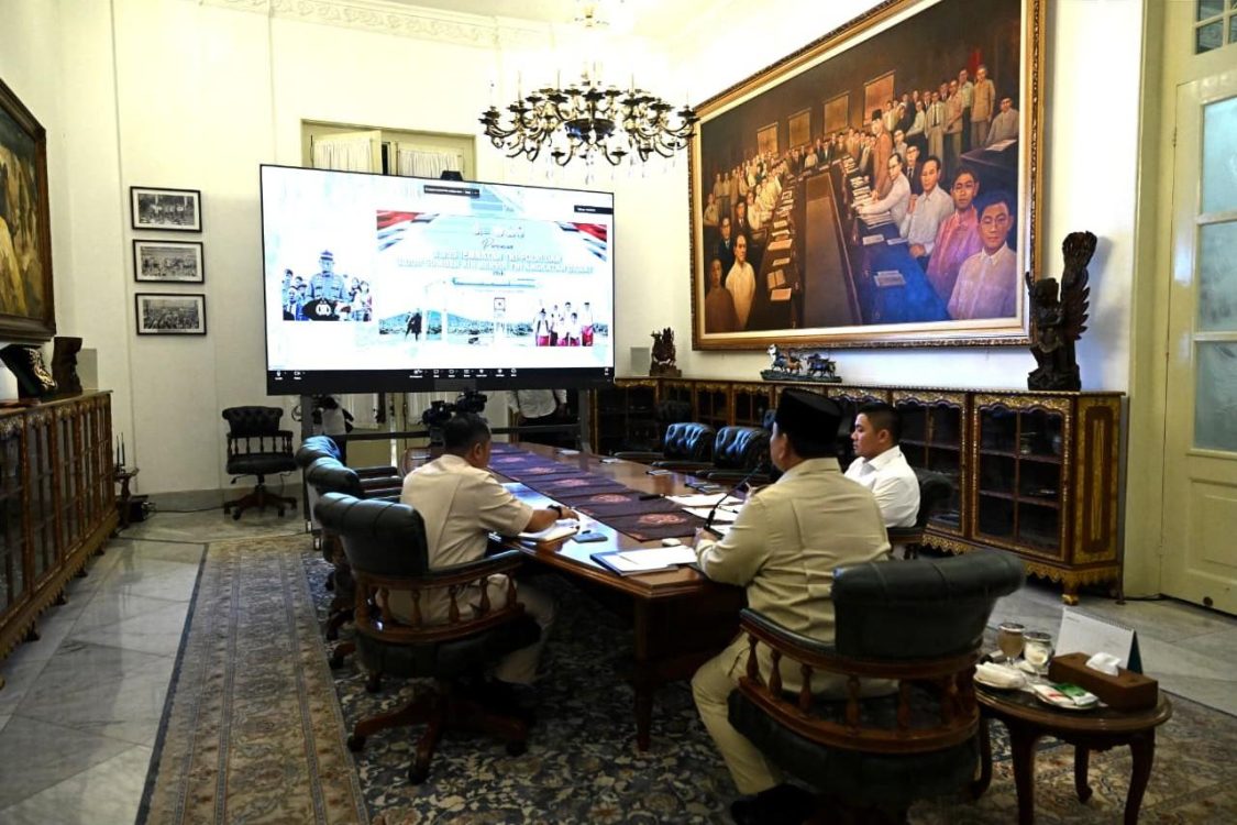 : Presiden Prabowo Subianto saat meresmikan 3.395 jembatan TNI-Polri dan 3.000 sumber air bersih TNI Angkatan Darat (AD) secara hibrida melalui konferensi video, Kamis (13/8/2026). (BPMI Setpres)