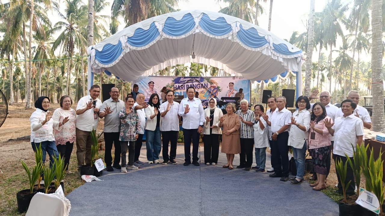 : Foto bersama pada Peringatan Hari Pangan Sedunia yang dilaksanakan di Balai Perakitan dan Modernisasi Pertanian (BRMP), Manado, Sulawesi Utara, Selasa (6/10/2026). (Foto : Valen)