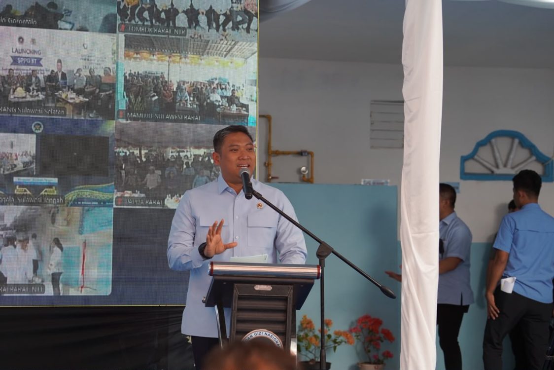 : BGN mengaktifkan 480 SPPG secara serentak di 16 provinsi Indonesia Timur untuk memperluas Program Makan Bergizi Gratis ke wilayah 3T dan daerah dengan prevalensi stunting tinggi. Gubernur Sulawesi Selatan Andi Sudirman Sulaiman mengapresiasi kehadiran layanan tersebut bagi anak-anak di wilayah yang membutuhkan. (Foto: Humas BGN)
