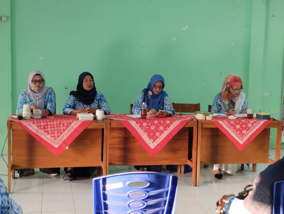 : Mengantisipasi dampak buruk musim kemarau panjang, Kelompok PKK Padukuhan Gempol, Kalurahan Condongcatur, menggalakkan kampanye kewaspadaan bahaya kebakaran dan penghematan air bersih dalam pertemuan rutin warga di Balai Padukuhan, Senin (5/10/2026).