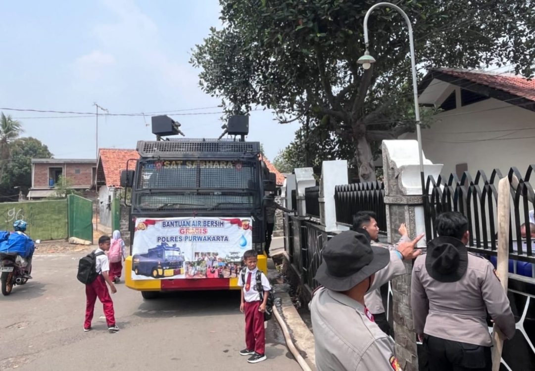 Hadir Membantu Kebutuhan Dasar Warga Sekolah, Polres Purwakarta Salurkan Air Bersih ke SDN 2 Cicadas Menggunakan Kendaraan Taktis AWC
