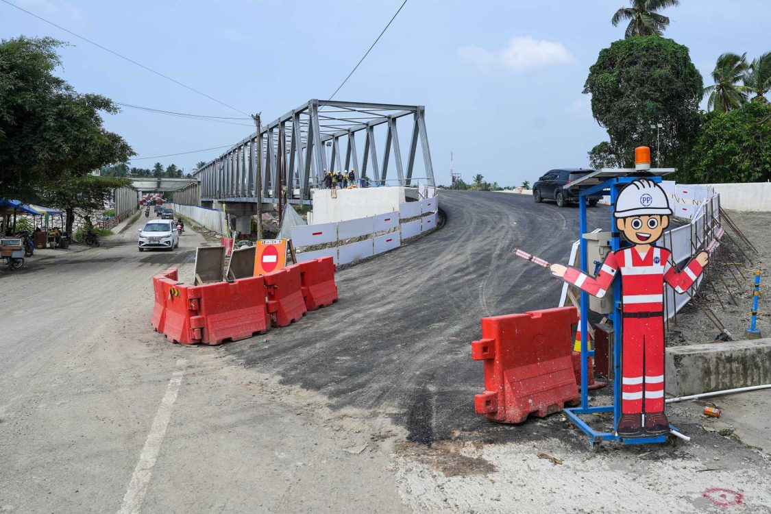 : Jembatan rangka baja Teupin Mane yang dibangun oleh PT Pembangunan (Persero) Tbk dan Mitra lokalnya PT Krueng Meuh, pada dibuka untuk fungsional jalan, Jumat (2/10/2026). Proyek pembangunan jembatan rangka baja Teupin Mane, yang berada di ruas nasional Bireuen-Takengon, tepatnya di kilometer 11, di bentang Sungai Peusangan yang memisahkan Desa Beunyot-Teupin Mane, merupakan proyek rehabilitasi dan rekonstruksi Aceh pascabencana hidrometeorologi Sumatra. (Foto: Satgas PRR)