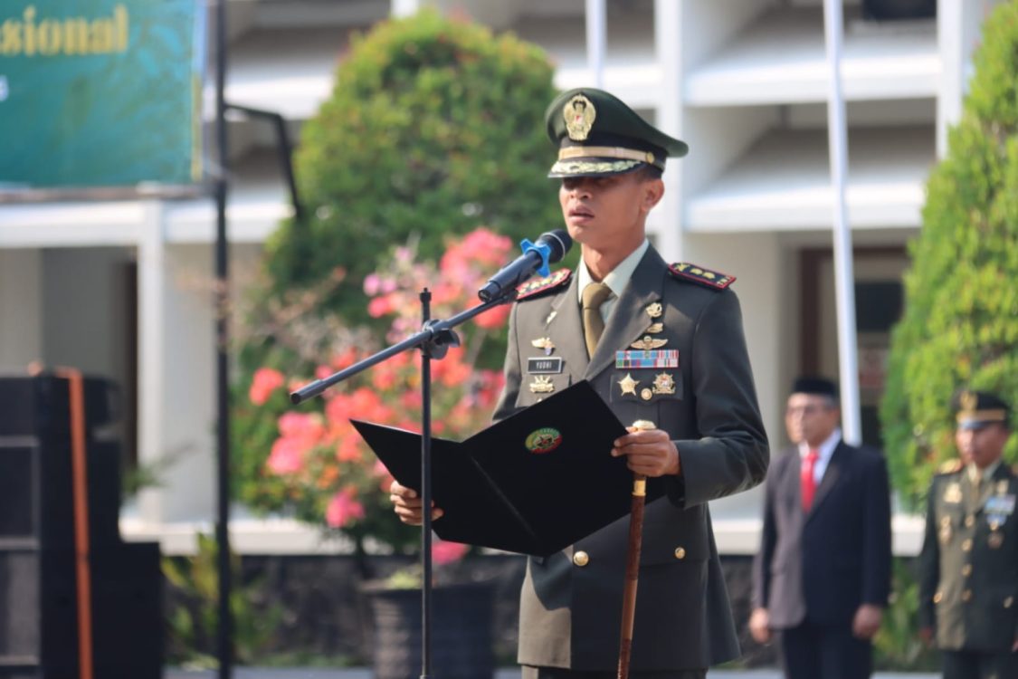 : Komandan Kodim 0721/Blora Letkol Kav. Yudhi Agus Setiyanto, membaca teks Pancasila saat pimpin upacara Hari Kesaktian Pancasila di halaman Sekretariat Daerah Blora. Foto: MC Blora.
