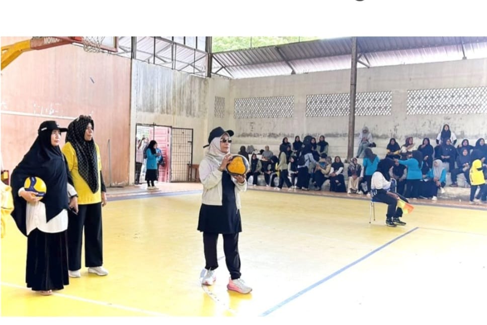 : Sebanyak 16 tim putri dari berbagai Satuan Kerja Perangkat Kabupaten (SKPK) ambil bagian dalam Turnamen Bola Voli Putri Antarinstansi dalam rangka memperingati Hari Ulang Tahun (HUT) ke-27 Kabupaten Bireuen. - Foto: Mc.Bireuen