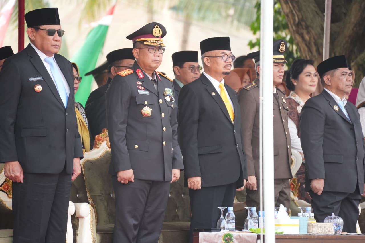 : Ketua DPRD Provinsi Gorontalo, Idrus M.T. Mopili (dasi kuning), saat ikuti HUT TNI ke-81 di Lapangan Taruna Remaja, Gorontalo, Senin (5/10/2026). (foto PPID)