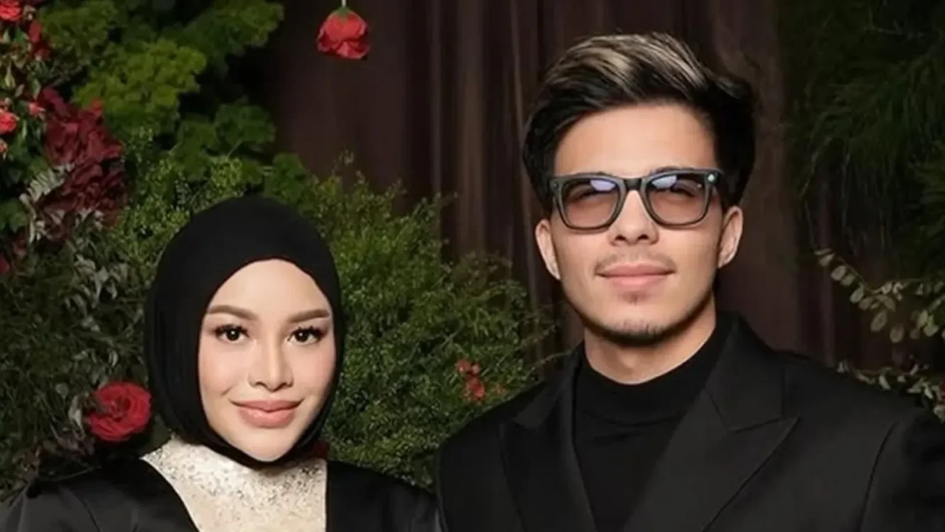 Atta Halilintar memberikan kejutan iPhone terbaru kepada Aurel Hermansyah. Pasangan ini juga menjadi sorotan saat menonton konser Kanye West di GBK.