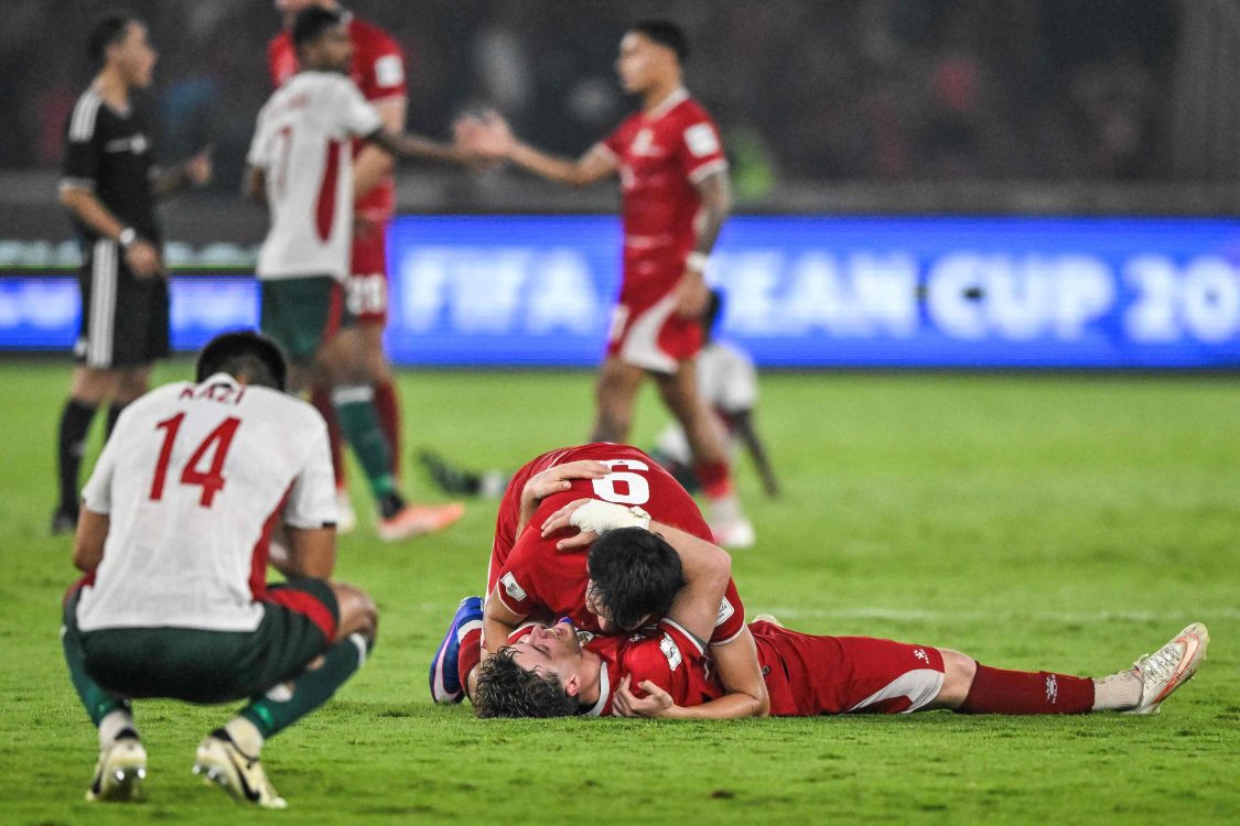 : Pesepak bola Timnas Indonesia merayakan kemenangan usai melawan Timnas Bangladesh dalam pertandingan penyisihan Grup A FIFA ASEAN Cup 2026 di Stadion Utama Gelora Bung Karno, Senayan, Jakarta, Kamis (1/10/2026). Timnas Indoensia berhasil menang atas Bangladesh dengan skor akhir 9-2. (ANTARA FOTO/M Risyal Hidayat/bay/wsj)