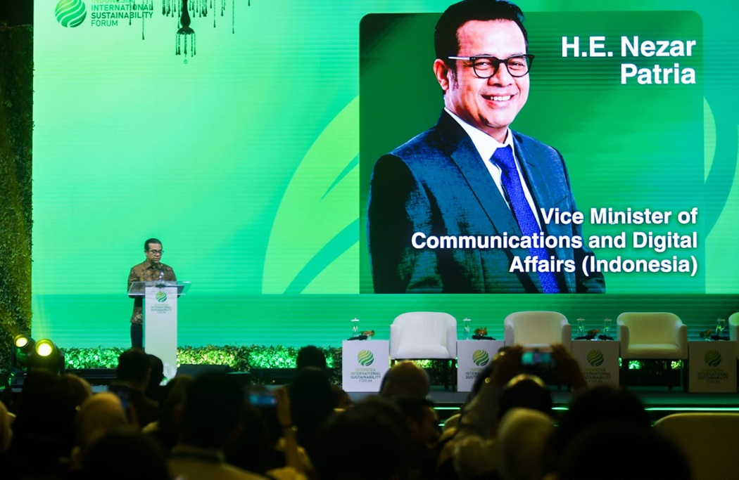 : Wamenkomdigi Nezar Patria menyampaikan keynote speech dalam Indonesia International Suistainability Forum di Kempiski Ballroom, Jakarta Pusat. (Foto: Humas Kemkomdigi)