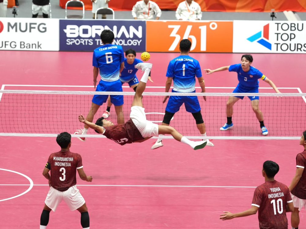 : Tim sepak takraw putra Indonesia meraih medali perak setelah kalah tipis 1-2 dari tuan rumah Jepang pada final nomor men’s quadrant Asian Games Aichi-Nagoya 2026 di Nagoya City Mizuho Park Gymnasium, Jepang, Sabtu (3/10/2026). (Foto Humas Kemenpora)