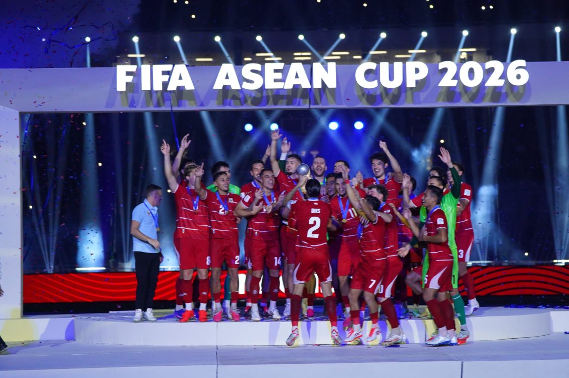 : Timnas Indonesia dan Thailand harus menjalani adu penalti untuk menentukan juara FIFA ASEAN Cup 2026 setelah bermain imbang 2-2 selama 120 menit di SUGBK. Indonesia sempat unggul dan bermain dengan 11 melawan 10 pemain, tetapi Thailand dua kali mampu membalikkan keadaan sebelum Elkan Baggott menyamakan skor./Foto Amir Yandi/InfoPublik