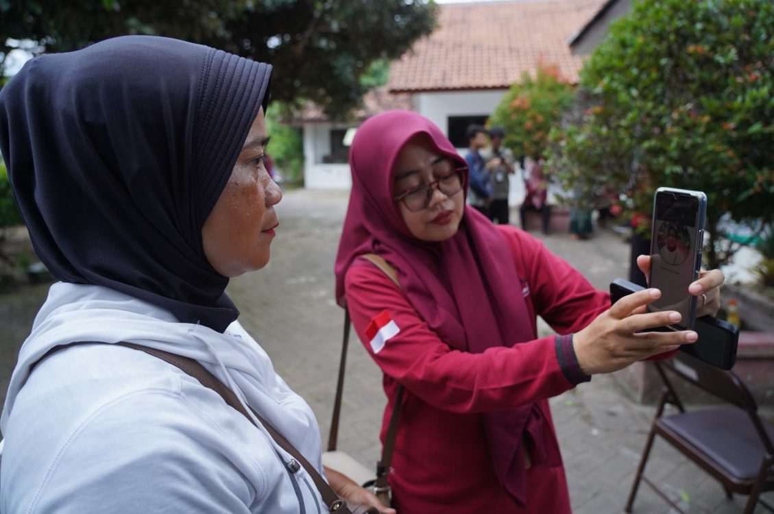: Agen Perlinsos membantu warga mendaftar Perlindungan Sosial ( Perlinsos) di Desa Kemiren, Banyuwangi, Jawa Timur (18/9/2025). Banyuwangi menjadi daerah pertama yang ditunjuk pemerintah pusat yang merupakan mandat Presiden untuk mewujudkan bansos yang tepat sasaran, inklusif, dan transparan melalui transformasi digital. Dengan sistem baru, masyarakat dapat mendaftar bansos mandiri lewat gawai atau dibantu oleh agen perlinsos di lapangan. InfoPublik/Amiriyandi