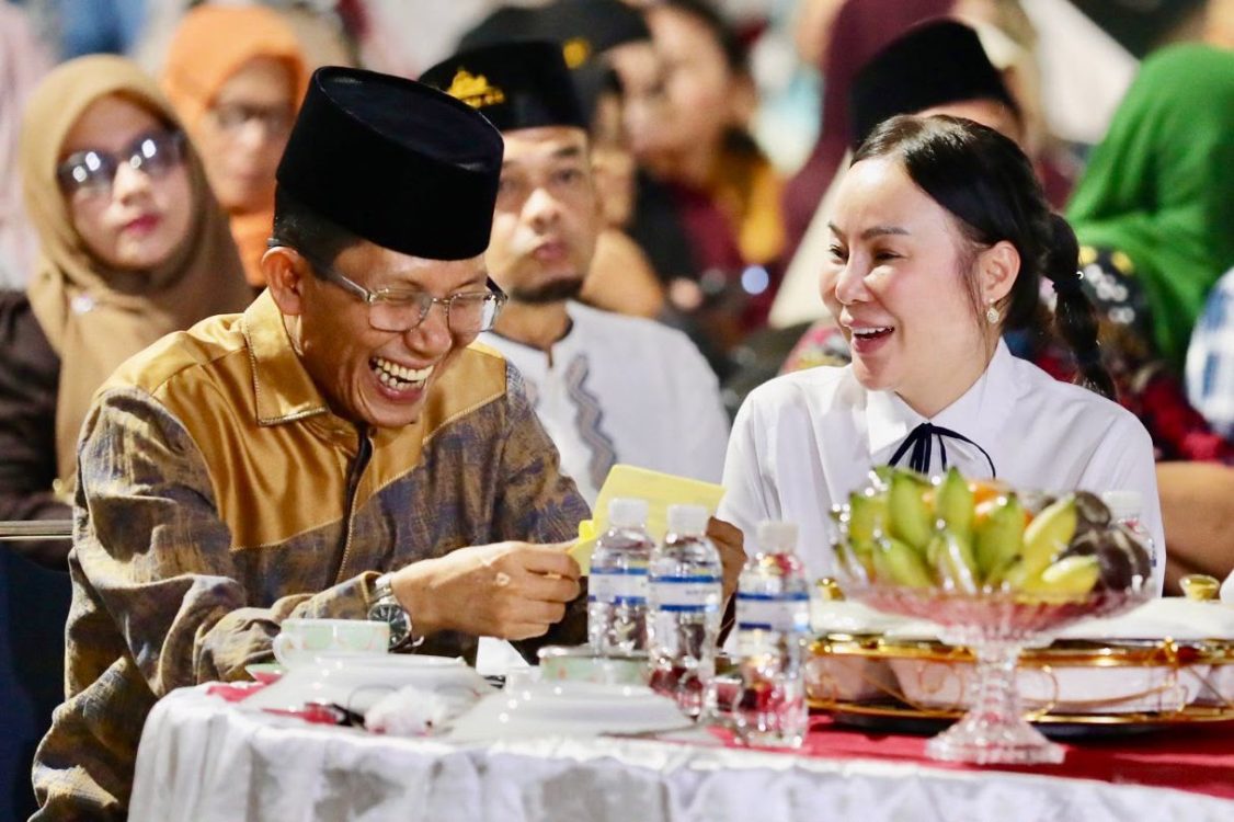: Wali kota Batam, Amsakar Achmad, berbincang dengan Wakil Wali kota Batam, Li Claudia Chandra, belum lama ini. Dok HUMAS DISKOMINFO BATAM