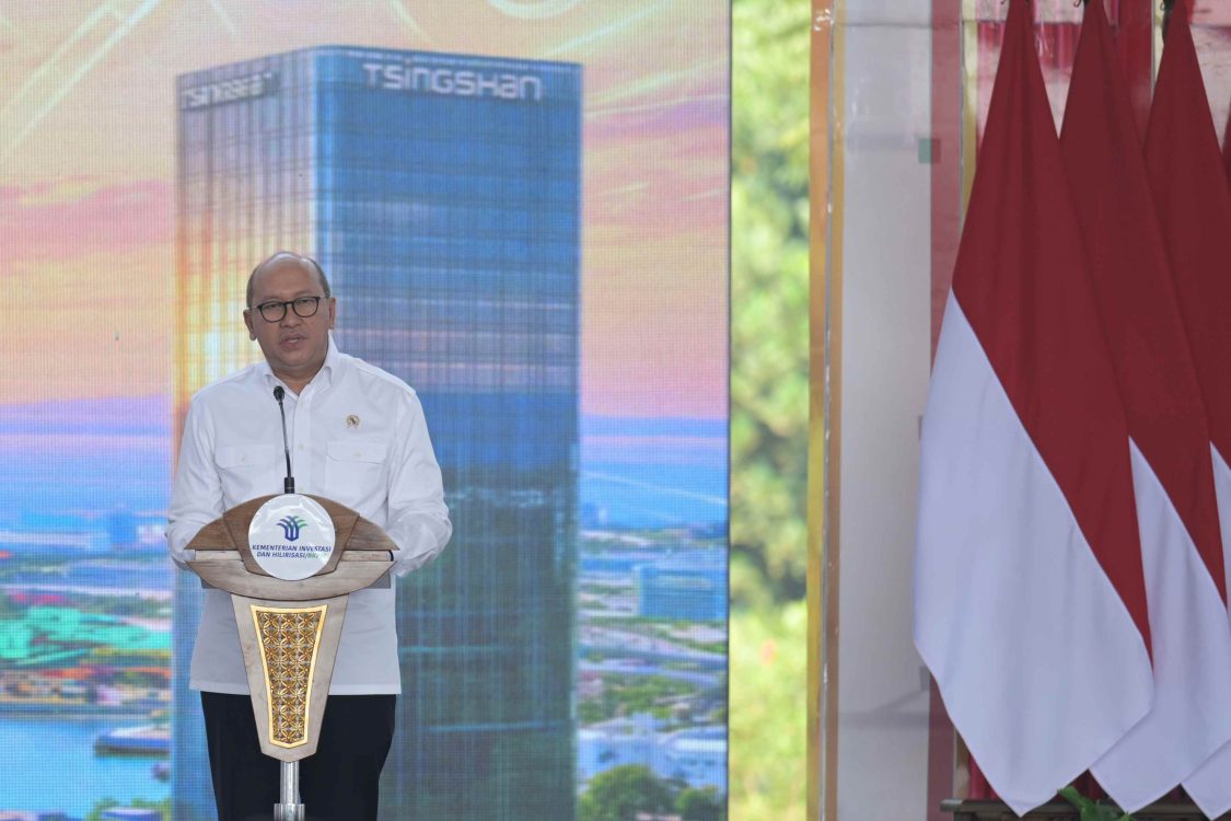 : Menteri Investasi dan Hilirisasi sekaligus CEO Danantara Rosan Roeslani menyampaikan pidato sambutannya sebelum Presiden Prabowo Subianto meluncurkan sejumlah program hilirisasi di kawasan industri Weda Bay, Desa Lelilef, Weda Tengah, Halmahera Tengah, Maluku Utara, Kamis (8/10/2026). Dalam kesempatan itu Presiden meluncurkan program 11 ekosistem hilirisasi senilai 10,2 miliar dolar AS atau sekitar Rp180 triliun sekaligus juga peluncuran ekspor perdana baterai kendaraan listrik. (ANTARA FOTO/Galih Pradipta/app/nz)