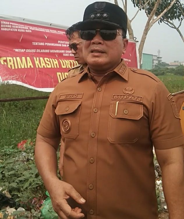 : Bupati Kubu Raya Sujiwo bersama Kepala Organisasi Perangkat Daerah meninjau Jalan Hakka di Sungai Raya, Selasa (6/10/2026). Dikesempatan tersebut, Sujiwo akan menempatkan media kontener untuk menampung sampah masyarakat sekitar. (Foto: Ird_diskminfokkr/ikp)