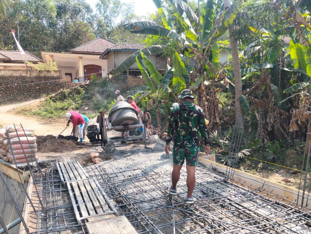 : Program Bhakti TNI AD dengan melibatkan Babinsa Koramil 0827/13 Rubaru, Hainur Rahman bersama masyarakat setempat, Rabu (30/9/2026).