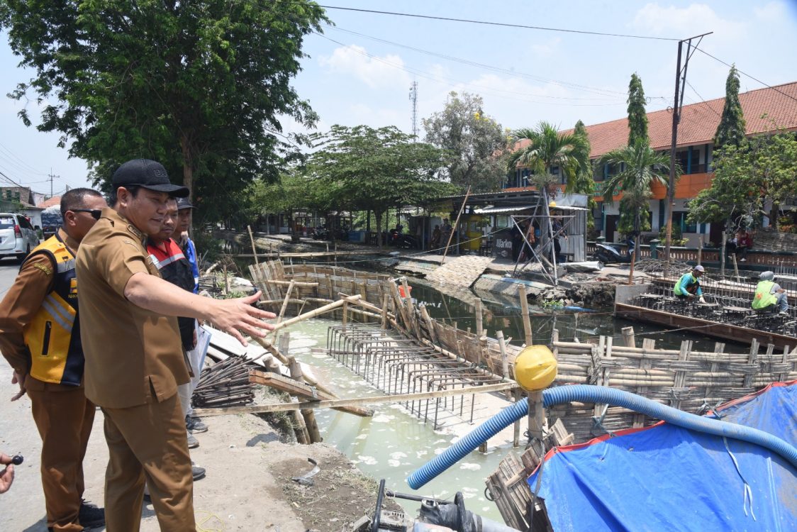 : Bupati Sidoarjo, Subandi, saat melakukan inspeksi mendadak (sidak) progres pembangunan jembatan Candinegoro, Selasa (6/10/2026). (Istimewa)