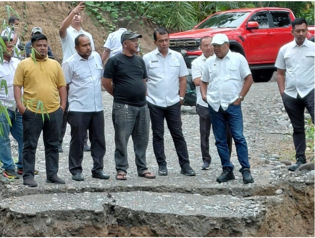: Bupati Bireuen, Mukhlis meninjau, kondisi jembatan tersebut pada Rabu (30/9/2026) dan meminta, Dinas Pekerjaan Umum dan Penataan Ruang (PUPR) Bireuen segera melakukan perbaikan agar akses masyarakat dapat kembali digunakan. - Foto: Mc.Bireuen