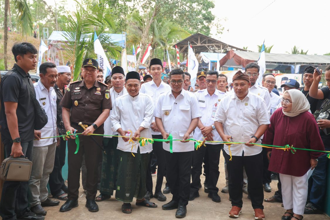 : Gubernur Banten Andra Soni meresmikan Jembatan Leuwi Kukuk di Kampung Cibogo, Kecamatan Malingping, Kabupaten Lebak, Rabu (30/9/2026)/(Foto: Biro Adpimpro Banten)