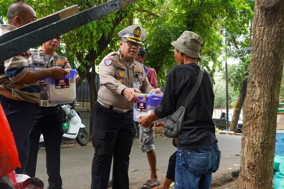Jumat Berkah, Korlantas Polri Bagikan Paket Sembako ke Masyarakat yang Membutuhkan