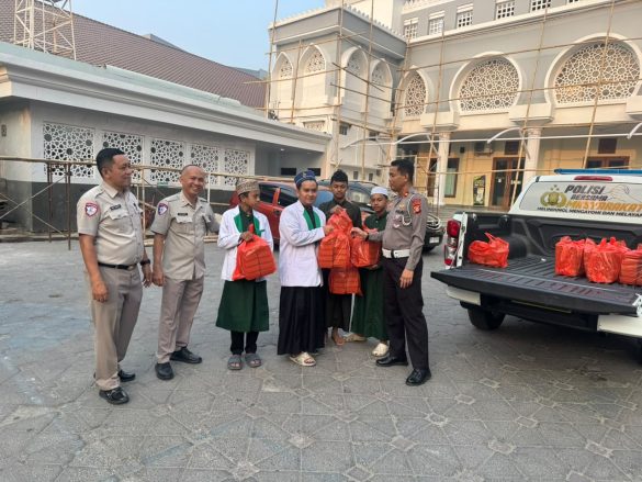 Jumat Berkah, Personel Ditlantas Polda Sulsel Bagikan Nasi Kotak ke Warga